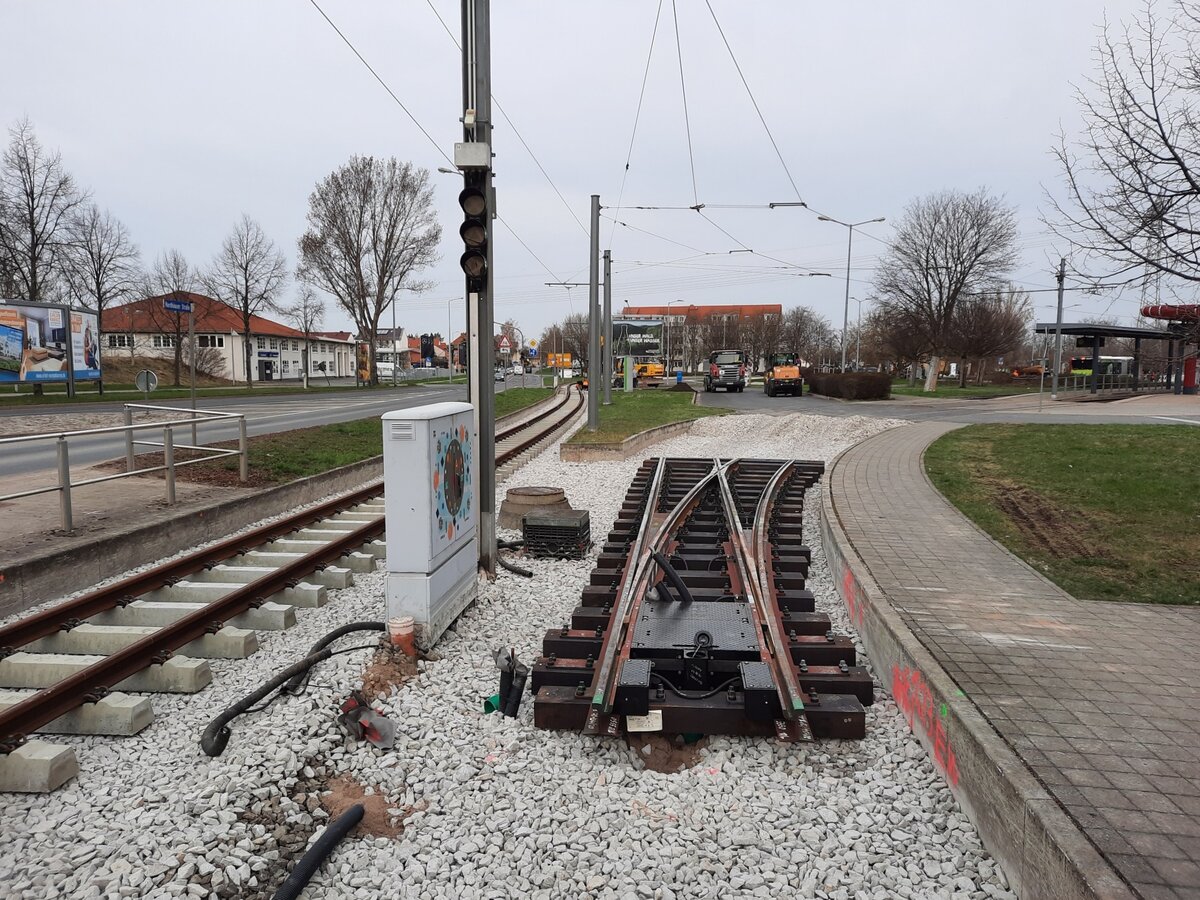 Gleisbauarbeiten mit Austausch der gesamten Gleise und Weichen am 01.04.2021 an der Endhaltestelle Europaplatz im Norden von Erfurt. Von einem Überweg aus fotografiert.