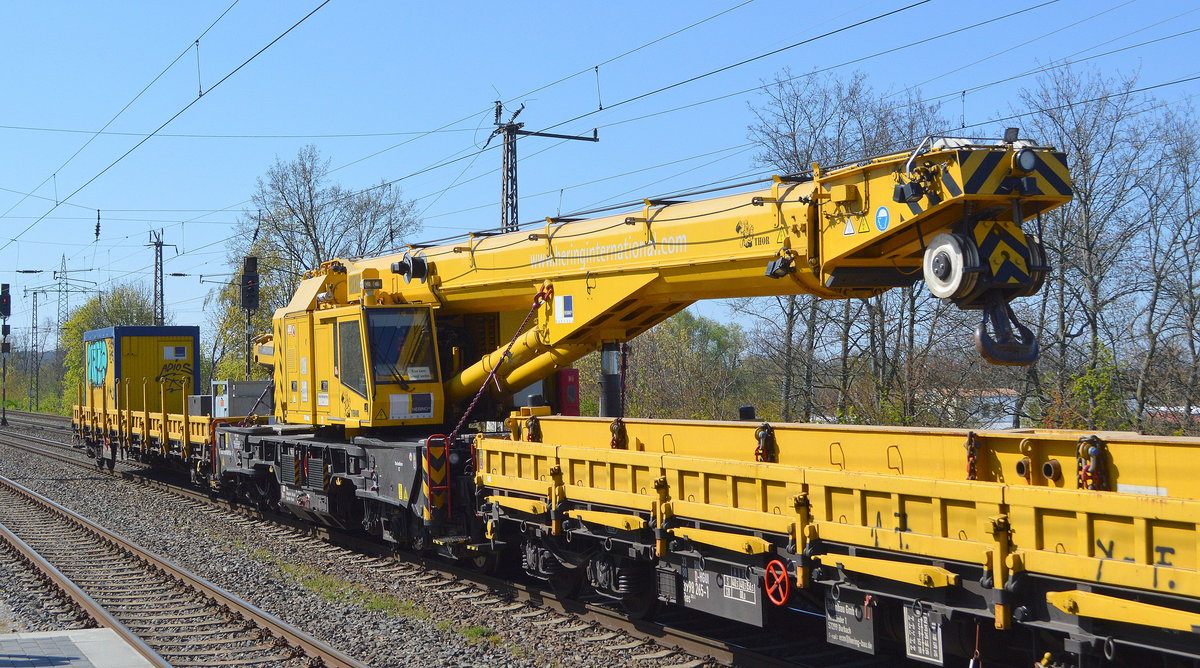 Gleisbaukran der Firma HERING Bahnbau Name  THOR  Typ Kirow KRC 910 (D-HGUI 99 80 9419 014-2) am 21.04.20 beim Transport durch den Bf. Saarmund.