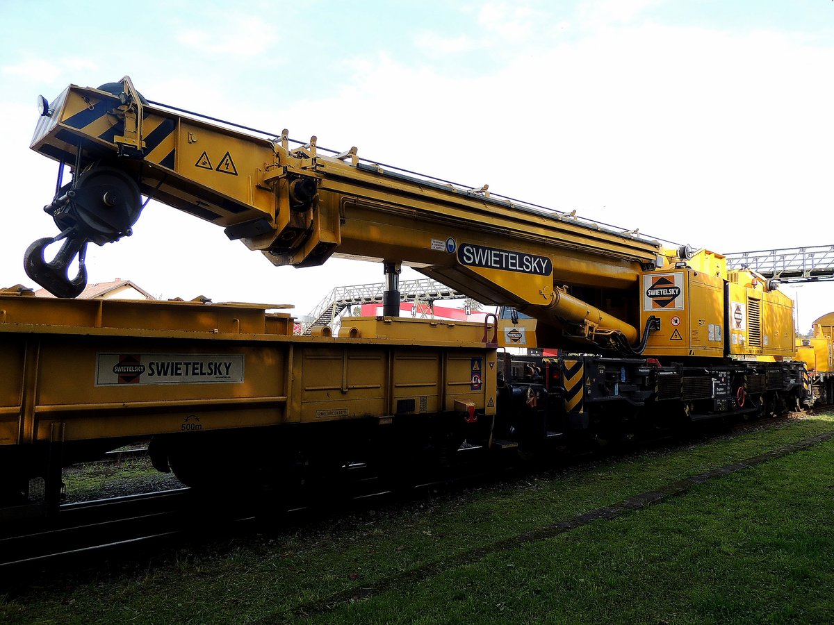 Gleisbaukran KRC1200 99 81(A-SWIE)9119 004-5, wird in ein paar Stunden beim Abriss des im Hintergrund noch stehenden Bahnsteges in Ried i.I.  eine gar wichtige Rolle spielen, denn er wird gebraucht um die abgetrennten Fachwerktsteile zu sichern, und entsprechend abzulegen; 191021
