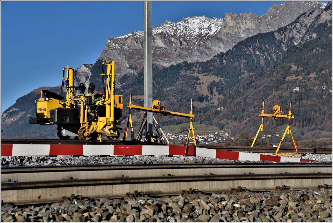 Gleisbaumaschine am Ausbau der Doppelspur zwischen Landquart und Malans. Im Hintergrund das Weindorf Jenins und darüber der Falknis 2562m. (06.12.2019)