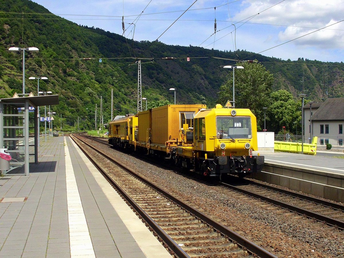 Gleisbaumaschine mit Gleisarbeitsfahrzeug GAF 100 R/A durchfährt den Bahnhof Cochem(Mosel) auf der Bahnstrecke Koblenz–Trier (KBS 690) Richtung Koblenz. [27.6.2016; EXIF nicht korrekt]