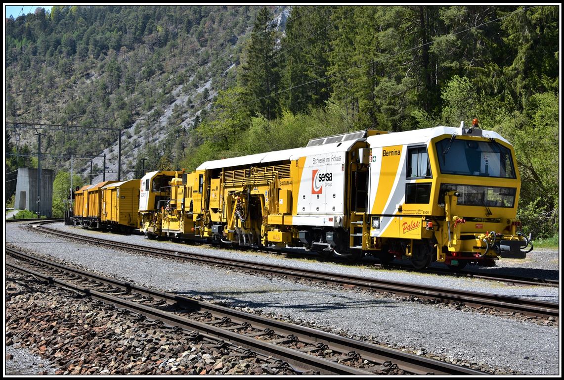 Gleisbaumaschine von Sersa in Trin. (06.05.2019)