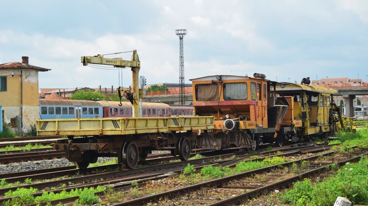 Gleisbaumaschinen abgestellt im Bahnhof Sibu am 29.07.2018.