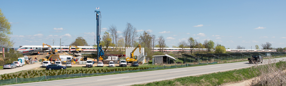 Gleisbaustelle zwischen Plattling und Osterhofen am 09.04.2017. Während des Neubaus kleinerer Brücken besteht eingeschränkter, eingleisiger Verkehr. Eine Doppelgarnitur eines ICE 2 durchfährt den Baustellenbereich.