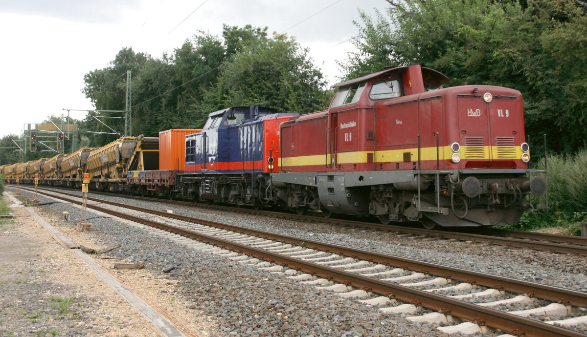 Gleisbauzug auf der Strecke Köln-Mönchengladbach. Aufgenommen in der Nähe des Bahnhofs Pulheim am 19.07.2008. Hier wurden der gesamte Gleisoberbau inkl.Gleise erneuert. Die beiden Zugloks stammen von der HWB. Die vordere Lok VF9  Petra  ex V100 wurde im Juni 1966 als V 100 2325 and ie Bundesbahn ausgeliefert. So wie ermitteln konnte war sie bis 2010 noch der EFW Frechen in Betrieb. Die zweite Lok trägt die Nummer VF11 und wurde 1970 an die DR als 110 264-9 ausgliefert. Sie war zuletzt vermietet an TRIANGULA Logistik GmbH, Gelenau als  202 264-8 .