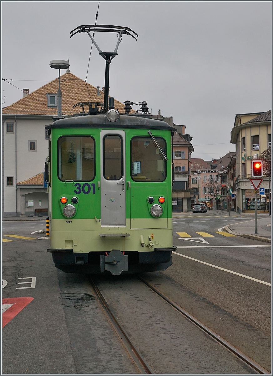  Gleisbereich  hat bei einer auf der Strasse fahrenden Zahnradbahn natürlich eine andere Dimension und so konnte ich ohne weiteres den nach seinem Halt in Aigle Place du Marché zum Bahnhof von Aigle weiterfahrenden TPC/A-L BDeh 4/4 301 aus dieser Positon fotografieren. 

3. Januar 2021