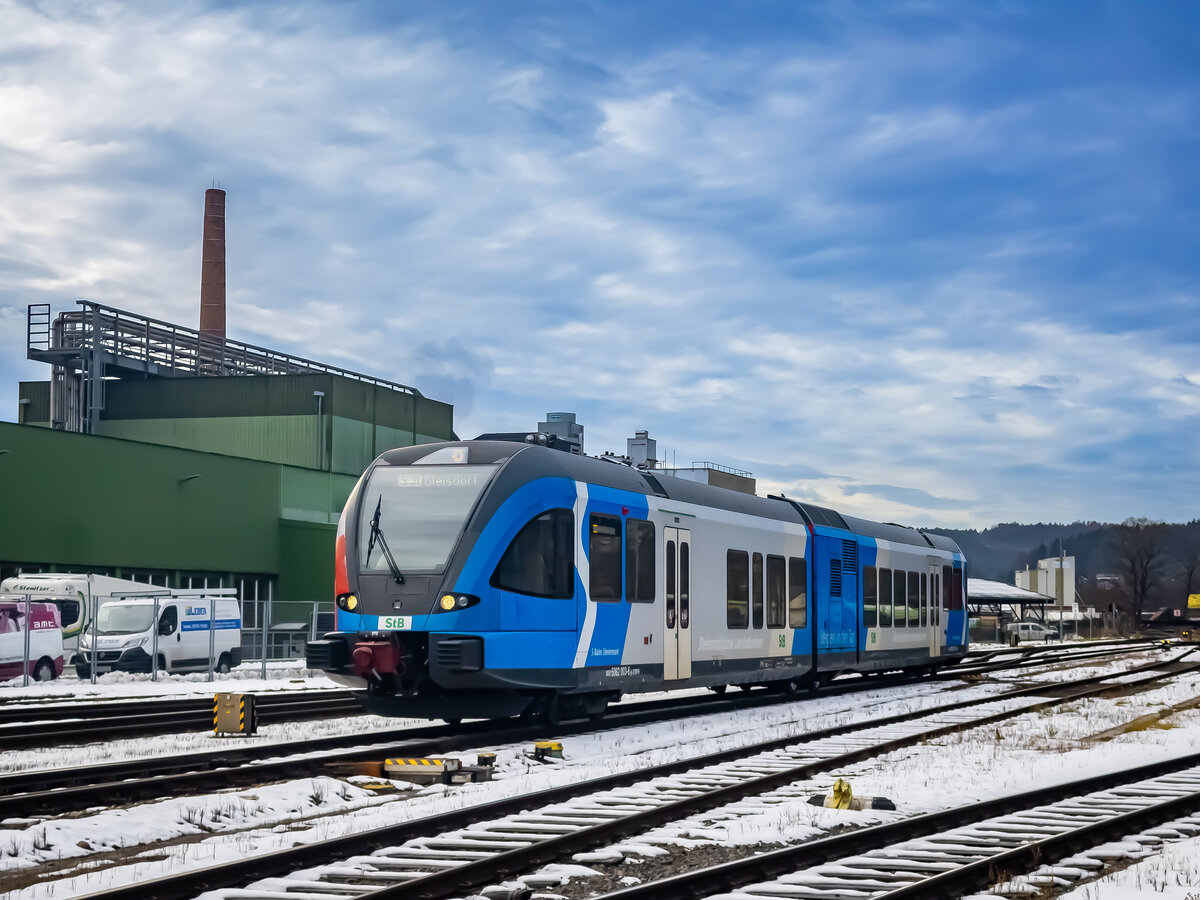 Gleisdorf. Am 12.12.2023 trifft hier der StB 5062 003 von Weiz kommend in Kürze im Zugendbahnhof Gleisdorf als S31 ein.