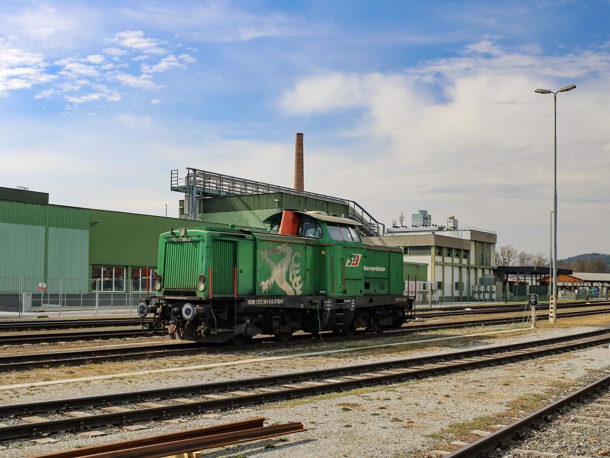 Gleisdorf. Am 19.03.2023 genießt die V 100 1212 381 der Steiermarkbahn ihre Sonntagsruhe im Güterbahnhof Gleisdorf.