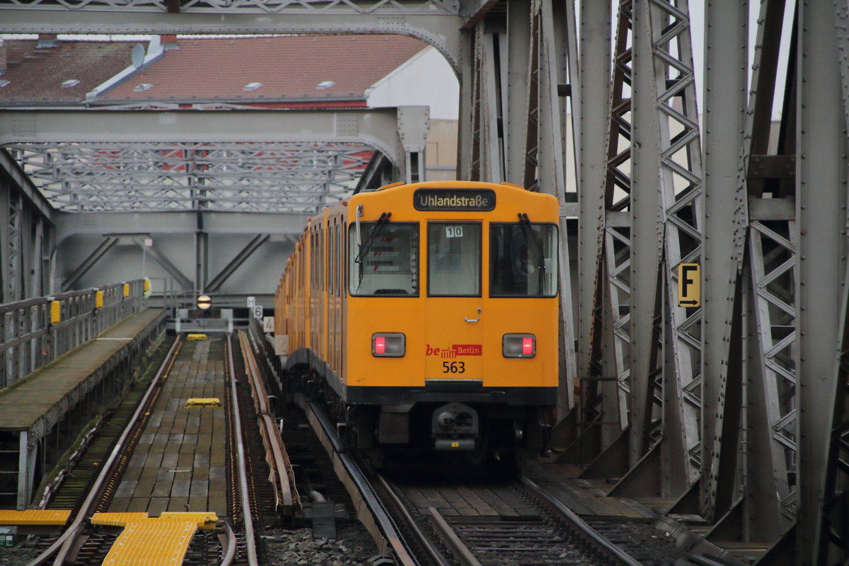 Gleisdreick. - 
Eine der fotogensten Haltestellen im Berliner U-Bahnnetz ist die Haltestelle Gleisdreick. Hier kreuzen sich die Linien U1 und U2. Beide fahren anschließend über eine Brücke, die U1 verschwindet direkt nach der Brücke im Tunnel, wie hier Nummer 563 als U1(Warschauerstraße - Uhlandstraße).

Berlin Gleisdreieck, 14. Dezember 2016