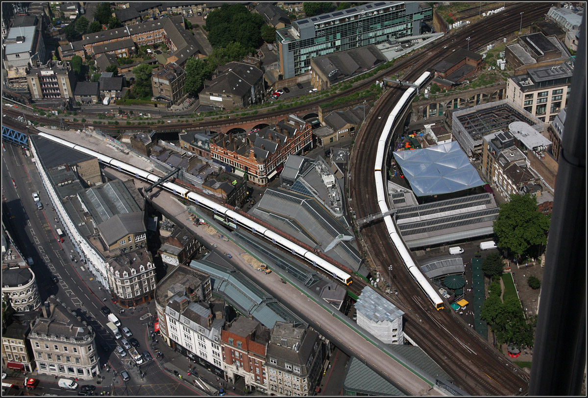 Gleisdreieck mit zwei Zügen -

Gleisdreieck bei der Station London Bridge in London-Southwark.

01.07.2015 (M)
