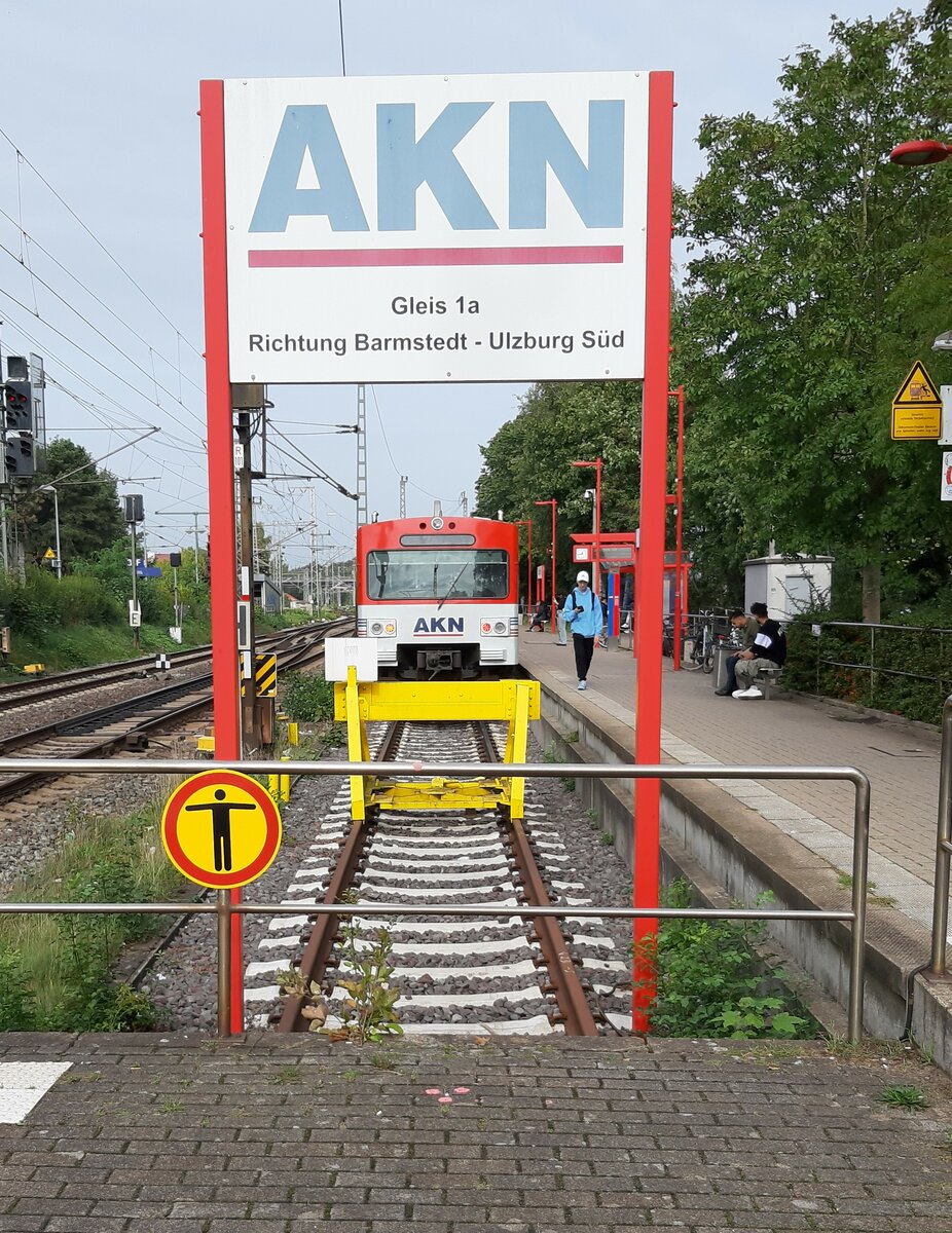 Gleisende der AKN-Strecke aus Ulzburg Süd im Bahnhof Elmshorn. Im Hintergrund wartet der Triebwagen 62-2 der AKN auf Fahrgäste. (Elmshorn, 02.10.2023)