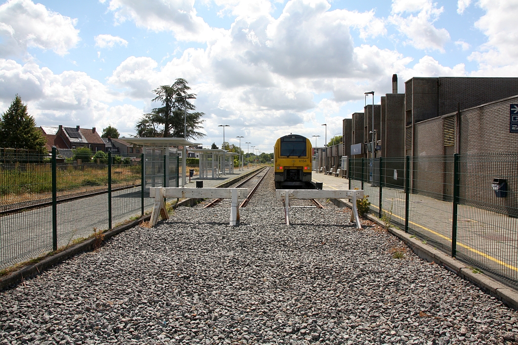 Gleisende im Gare de Eeklo mit dem SNCB AM 41 4154 (95 88 0041 54  2-3 / 95 88 0041 54  1-5) als S51 Zug 783 nach Ronse im Hintergrund. - Bild vom 27.Juli 2026.