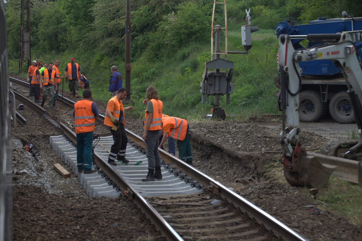 Gleiserneuerung an der Strecke , Gleise eines BÜ werden erneuert, Nähe Usti nad Labem zapad. 23.05.2015   17:23 Uhr.