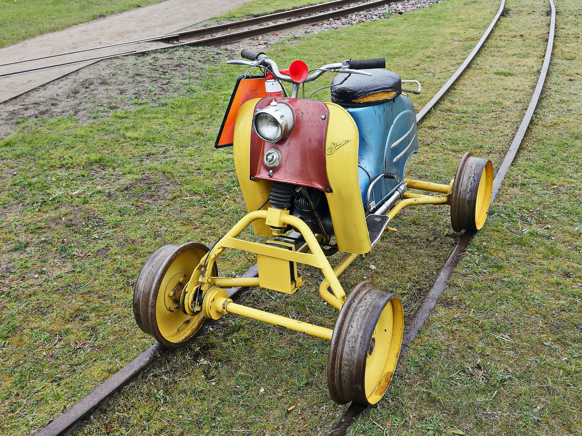 Gleiskraftrad des Typ II der Deutschen Reichsbahn beim 2. Märkischen Feldbahnfest am 13.05.2017 im Ziegeleipark Mildenberg.
Gebaut wurde es 1962 vom „FEV Blankenburg/Harz“ auf der Grundlage des Straßenkleinrollers des Typs KR 50 gebaut.
Laut Beschreibung gibt es dieses Gleiskraftrad auch in der Spurweite 1000 mm und 1435 mm. Dieses hier gezeigte Gleiskraftrad hat eine Spurweite von 750 mm.
