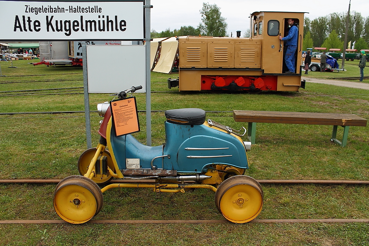 Gleiskraftrad des Typ II der Deutschen Reichsbahn beim 1. Märkischen Feldbahnfest am 10.05.2015 im Ziegeleipark Mildenberg.
Es wurde 1962 vom „FEV Blankenburg/Harz“ auf der Grundlage des Straßenkleinrollers des Typs KR 50 gebaut.
Dieses Gleiskraftrad wurde für Normalspur und für Schmalspur (1000 und 750mm) verwendet.
Seine Länge beträgt 1735 mm, die Leistung beträgt 2,1 PS und hat eine Höchstgeschwindigkeit von 30 km/h.
