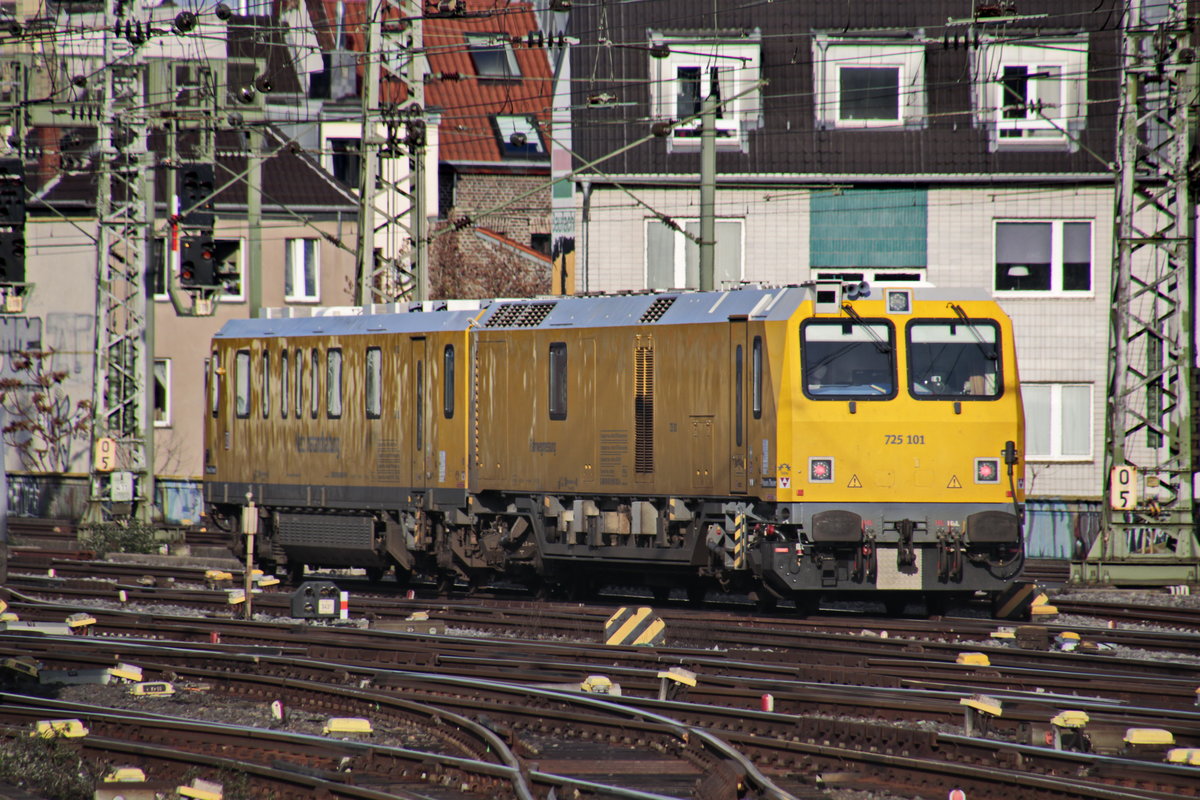 Gleismess-Triebfahrzeug 725 101/726 101 (Plasser & Theurer) von DB Netz Instandsetzung im Nachschuss bei der Ausfahrt im Kölner Hauptbahnhof am 10.12.2019.