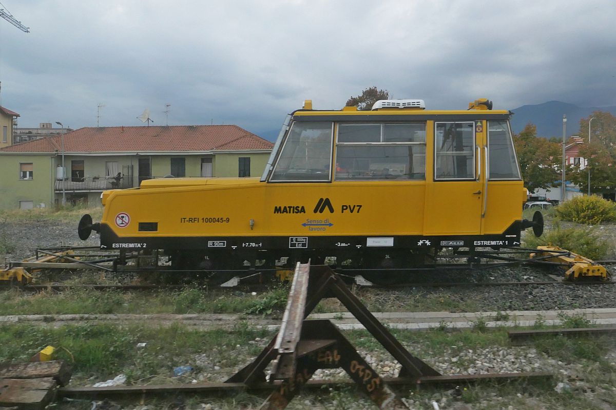 Gleismessfahrzeug MATISA PV7 (IT-RFI 100045-9) am 19.10.2021 in Taggia Arma. Aufnahme aus einem Regionalzug von Ventimiglia nach Torino Porta Nuova.