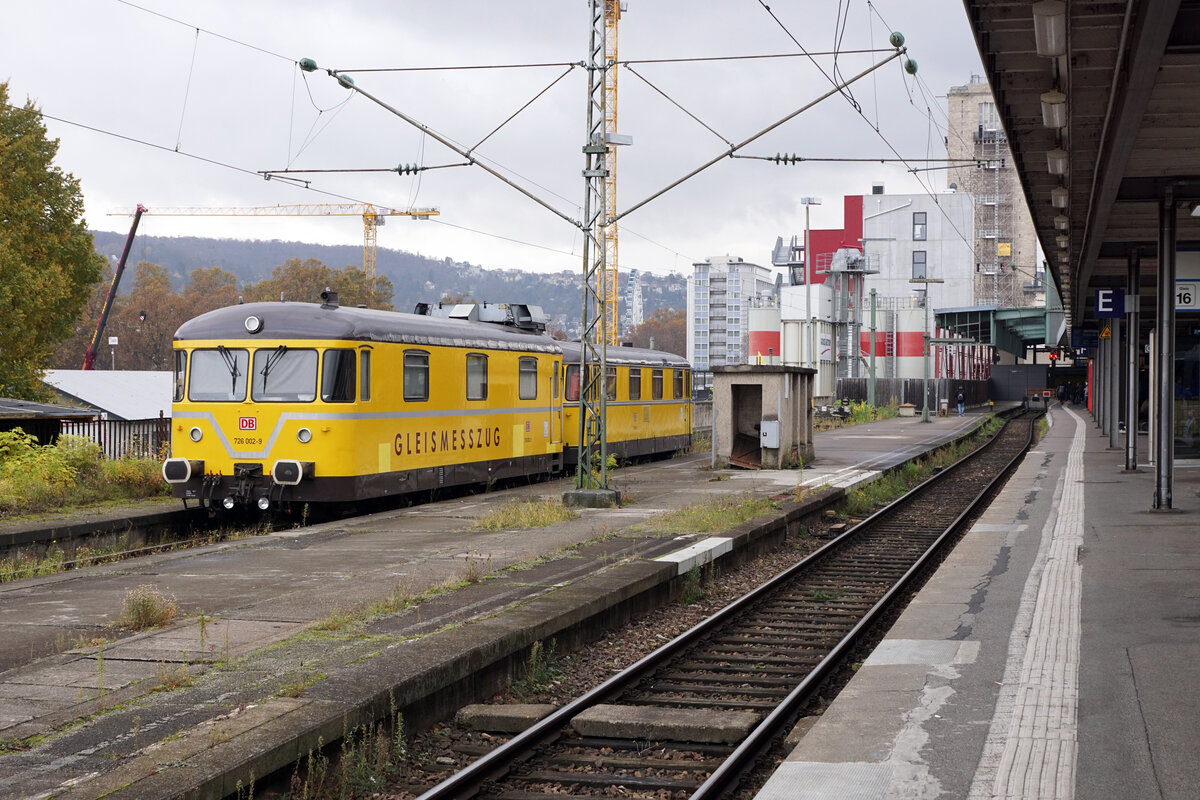 Gleismesstriebzug mit dem BR 726 002-9 im Bahnhof Stuttgart abgestellt am 18. November 2021.
Foto: Walter Ruetsch