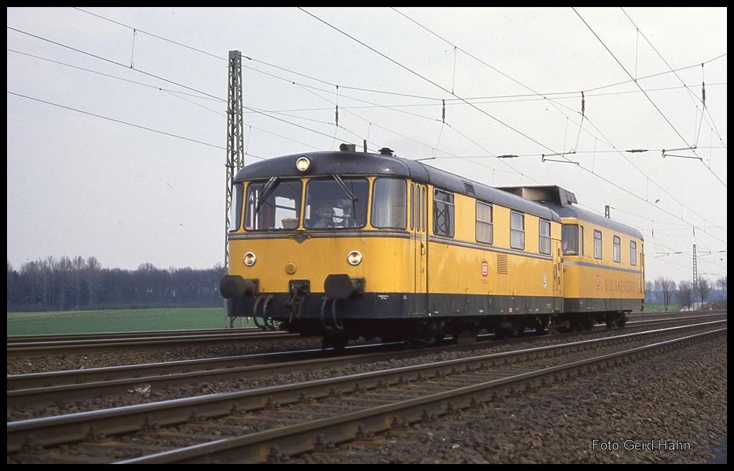Gleismesszug 725004 am 9.4.1992 bei Neubeckum in Fahrtrichtung Hamm - Minden.