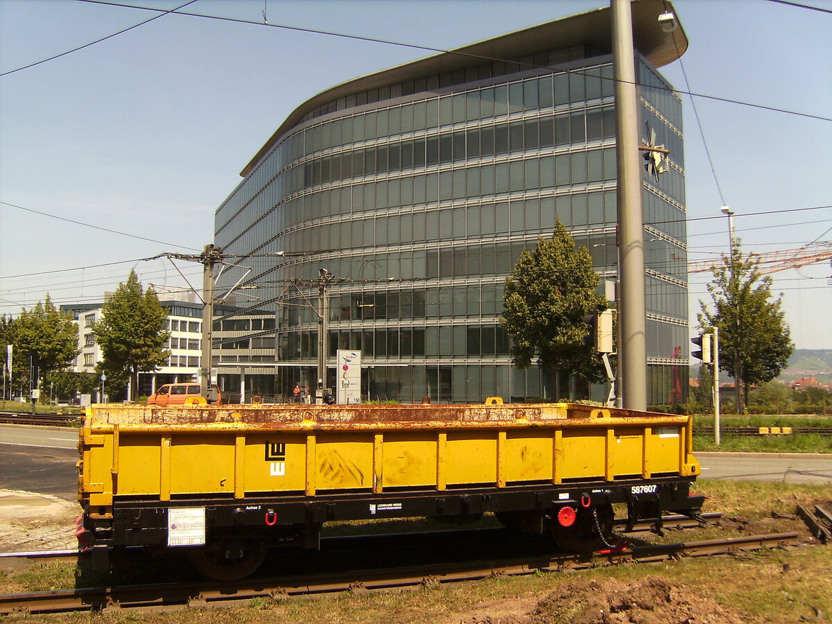 Gleisneubau am Eckartshaldenweg mit Unterstützung durch die Fa. Leonhard Weiss Bauunternehmung mit Transportwagen 587607 am 11.07.2011. 