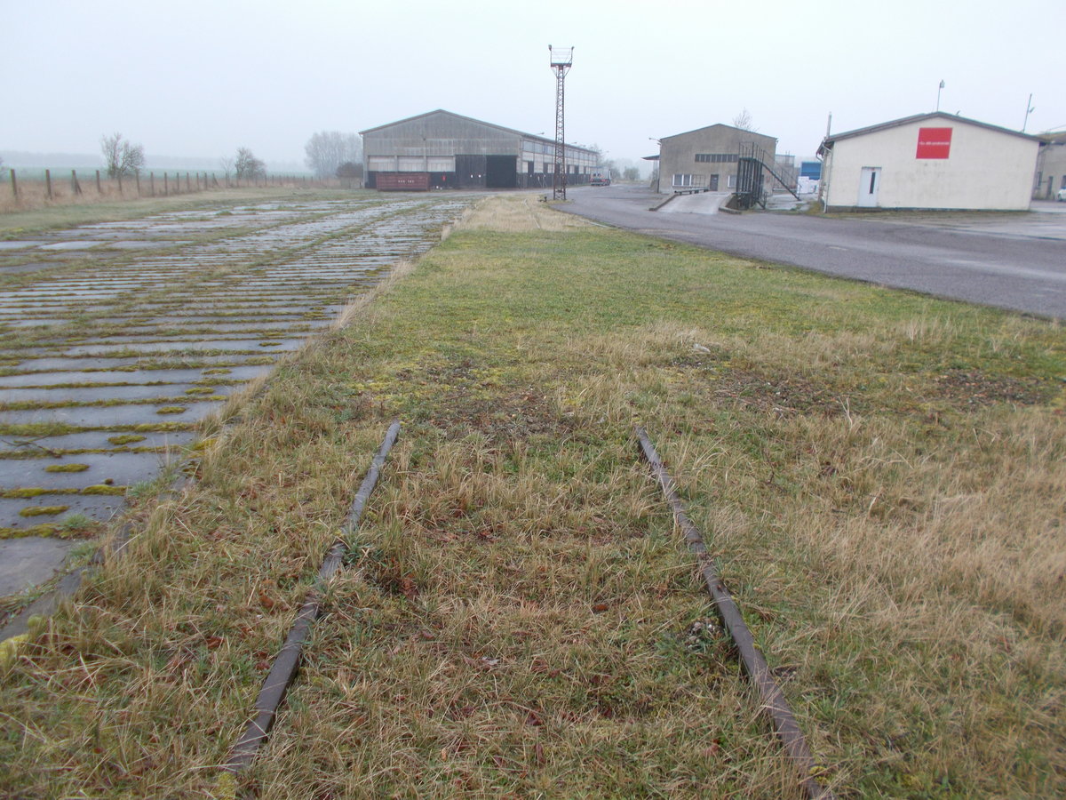 Gleisrest in einem ehemaligen Anschluß in Semlow (ehemalige Strecke Velgast-Tribsees).Aufnahme vom 30.März 2017.