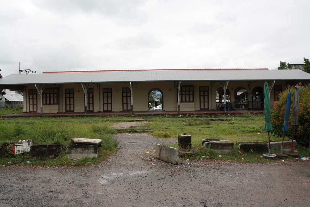 Gleisseitige Ansicht der ehemaligen Songkhla Station am 07.Jänner 2023. Von der 1978 eingestellten Bahnlinie Hat Yai - Songkhla ist das Aufnahmsgebäude der Songkhla Station noch erhalten und steht seit 2004 unter Denkmalschutz.