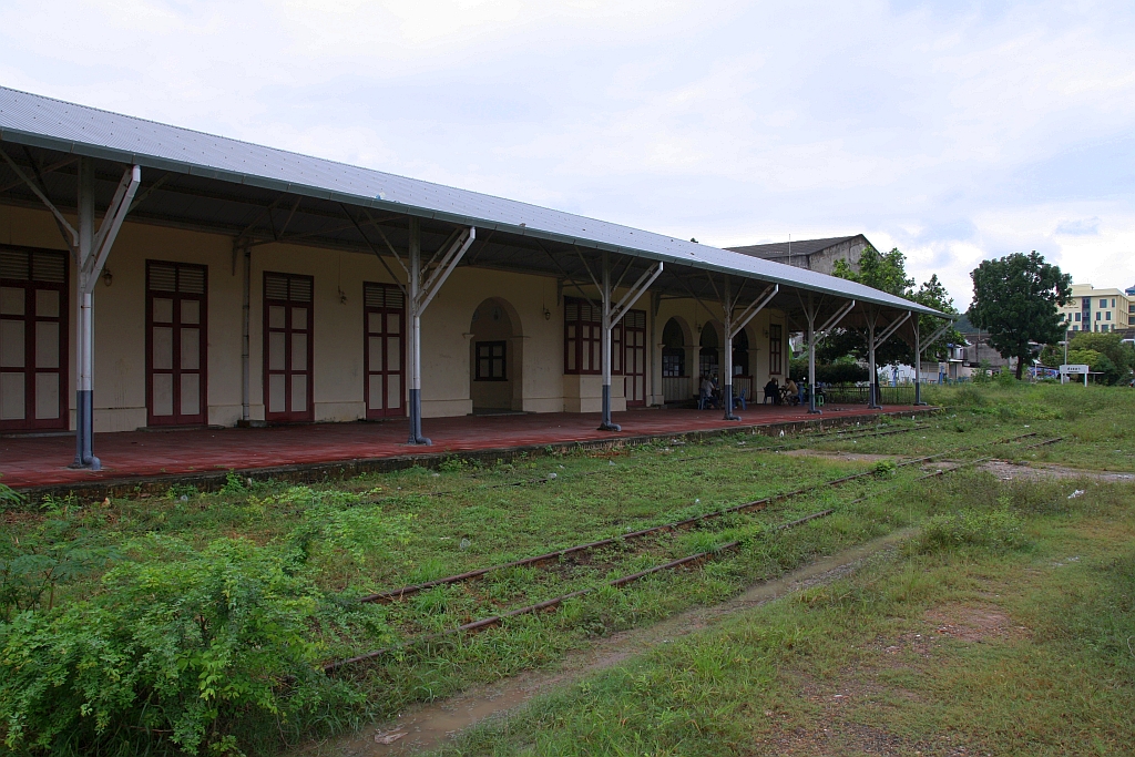 Gleisseitige Ansicht der ehemaligen Songkhla Station am 07.Jänner 2023. Von der 1978 eingestellten Bahnlinie Hat Yai - Songkhla ist das Aufnahmsgebäude der Songkhla Station noch erhalten und steht seit 2004 unter Denkmalschutz.