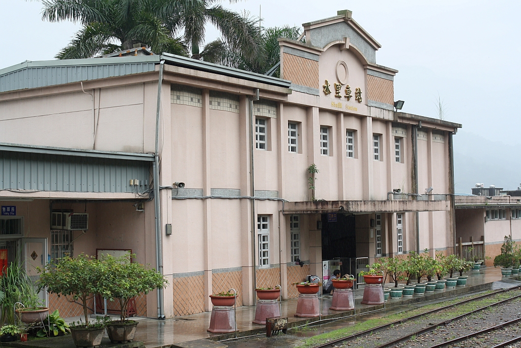 Gleisseitige Ansicht der Shuili Station am 03.Juni 2014.