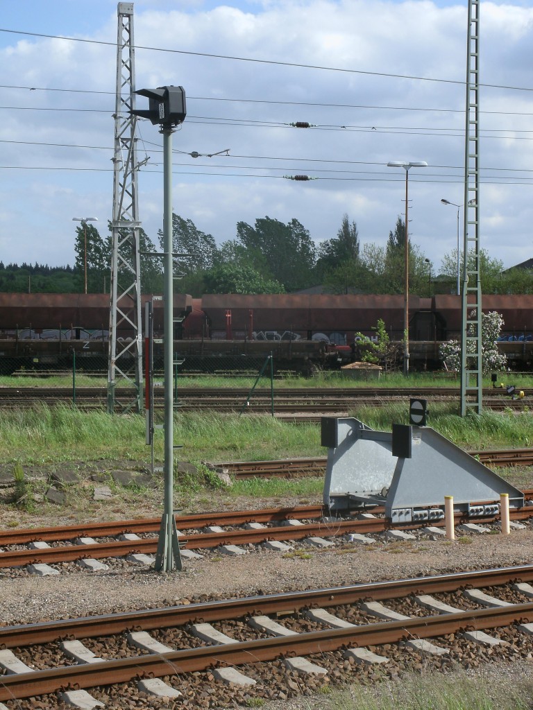 Gleissperrsignal und Prellbock,am 12.Mai 2012,in Eberswalde.