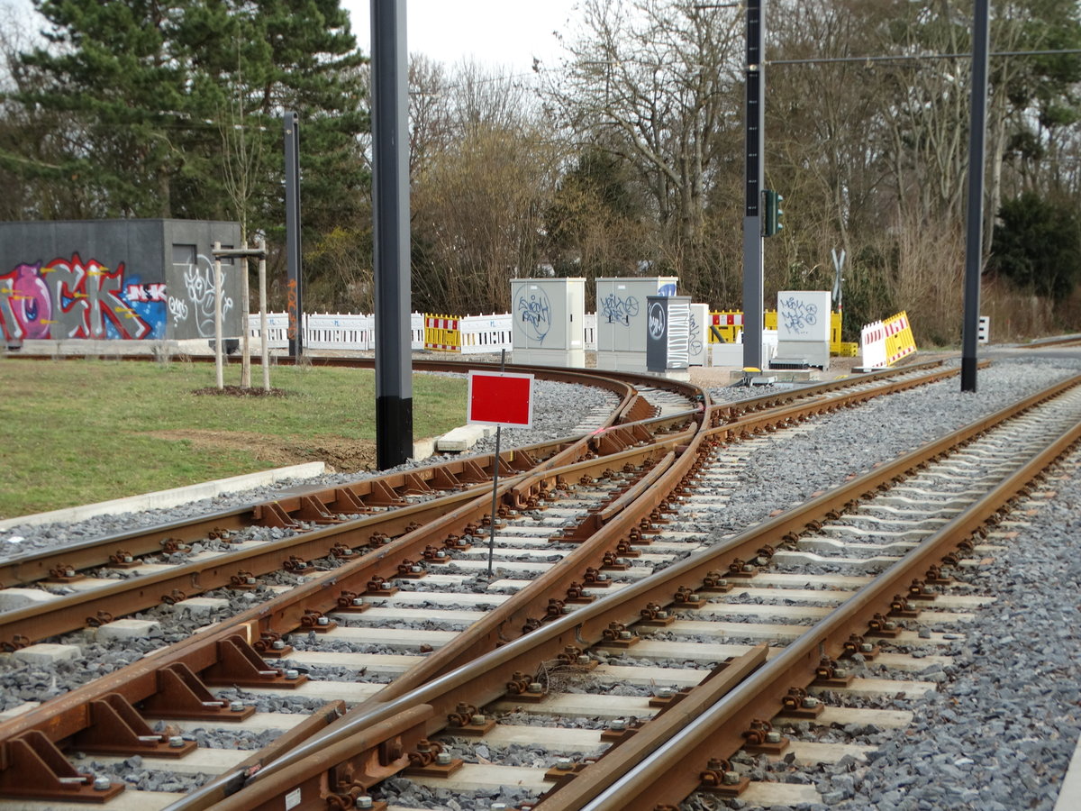 Gleissperrtafel am 04.03.17 in der Nähe der Mainzer Hochschule von einen Gehweg aus fotografiert