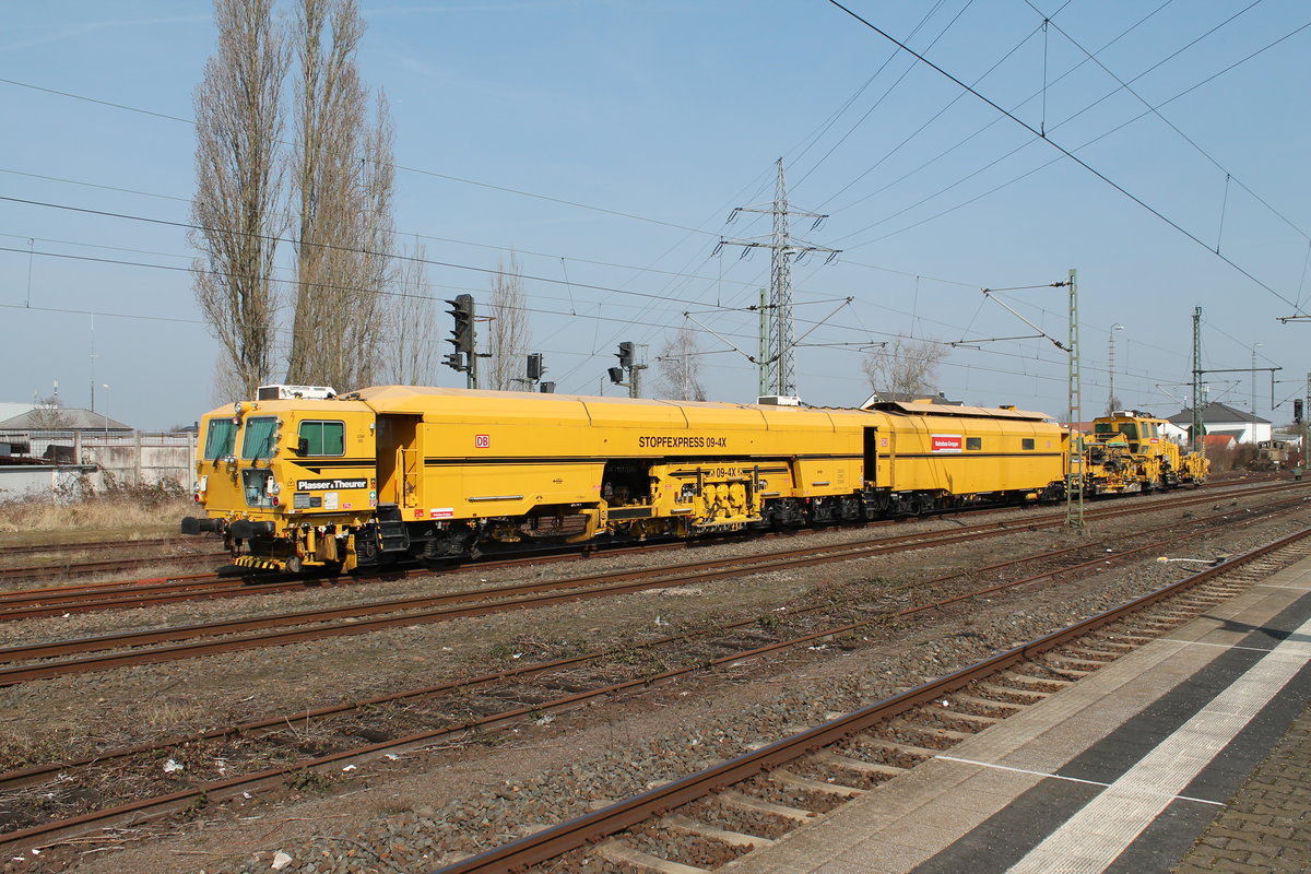 Gleisstopfmaschine 09-4X abgestellt im Bahnhof Riedstadt Goddelau