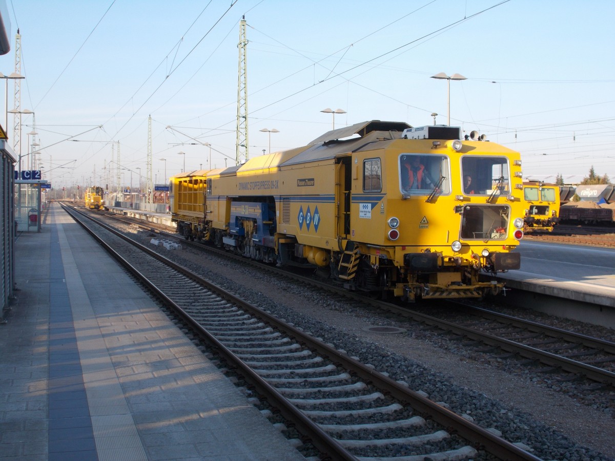 Gleisstopfmaschine im Einsatz Morgens kurz nach halb acht,am 18.März 2015,in Bergen/Rügen.