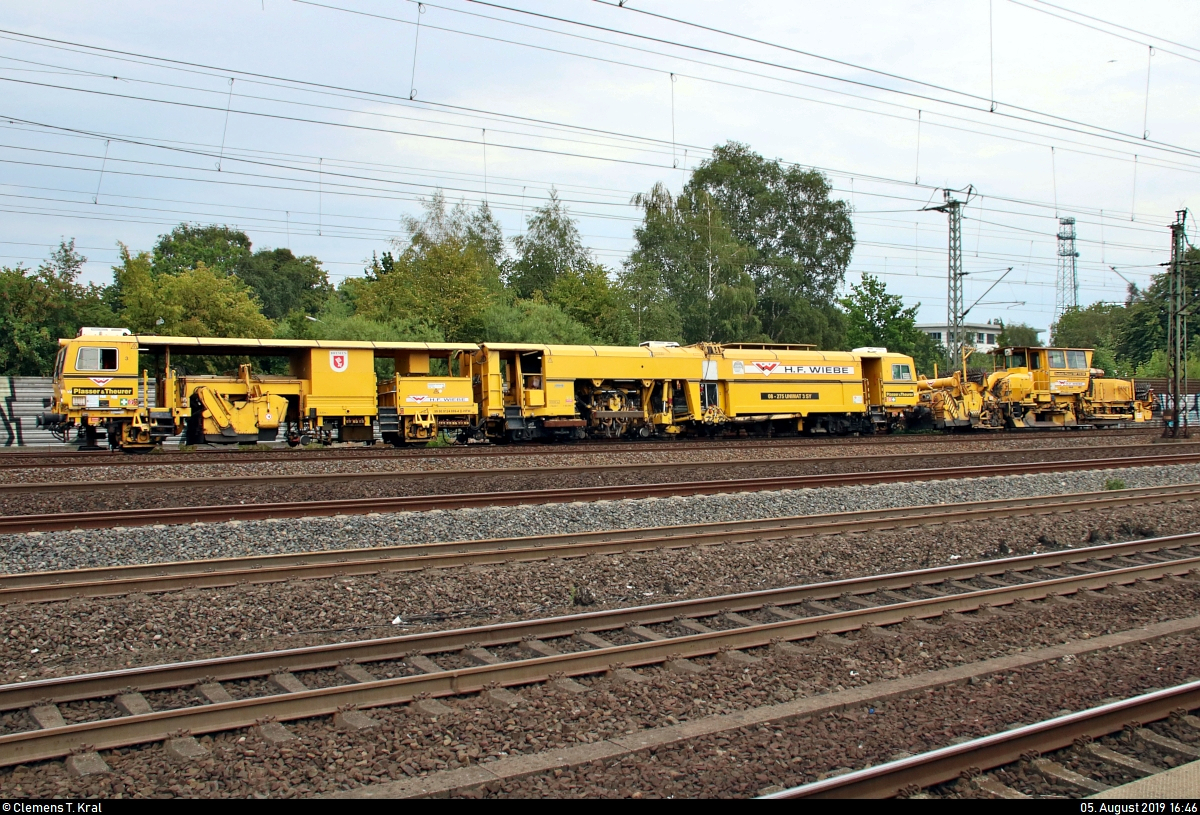 Gleisstopfmaschine Plasser & Theurer 08-275 Unimat 3S K 4S  Bremen  (99 80 9124 006-4 D-HFW) sowie Schotterplanier- und Profilierungsmaschine Deutsche Plasser SSP 110 SW (99 80 9425 008-6 D-HFW) der Wiebe Holding GmbH & Co. KG durchfahren den Bahnhof Hamburg-Harburg auf Gleis 10 Richtung Hamburg-Wilhelmsburg.
Grüße zurück!
[5.8.2019 | 16:46 Uhr]