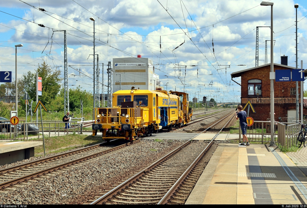 Gleisstopfmaschine Plasser & Theurer 08-275 Unimat 3S-Y (99 80 9222 002-4 D-SPAG), für Y-Stahlschwellen, und eine Schotterplanier- und Profilierungsmaschine Plasser & Theurer SSP 110 SW (Nummer nicht bekannt) der Spitzke SE durchfahren den Bahnhof Teutschenthal auf der Bahnstrecke Halle–Hann. Münden (KBS 590) Richtung Sangerhausen.
[11.7.2020 | 12:01 Uhr]