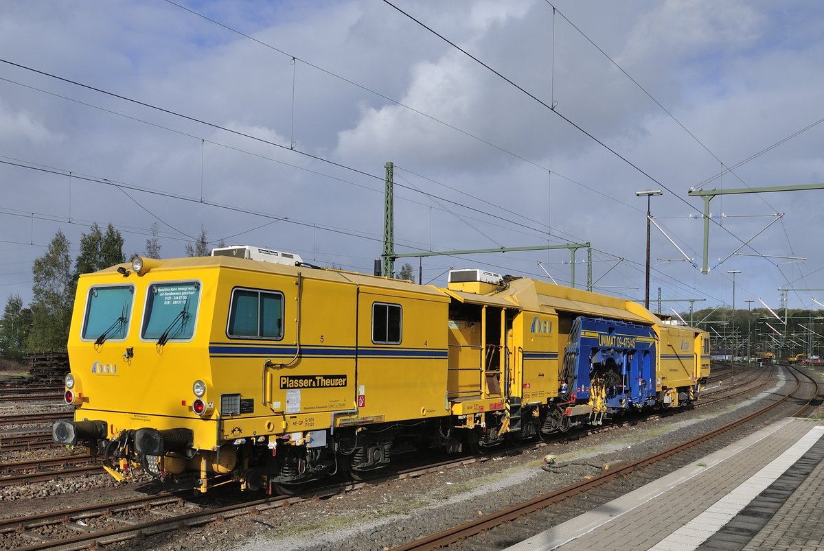 Gleisstopfmaschine Unimat 09-475/4S D-DGU 9980 944 001 wartetauf sein Einsatz bei der Weichen erneuerung am 29.10.2017 auf der KBS 485 an der Bahnhofseinfahrt aus Richtung Übach-Palenberg