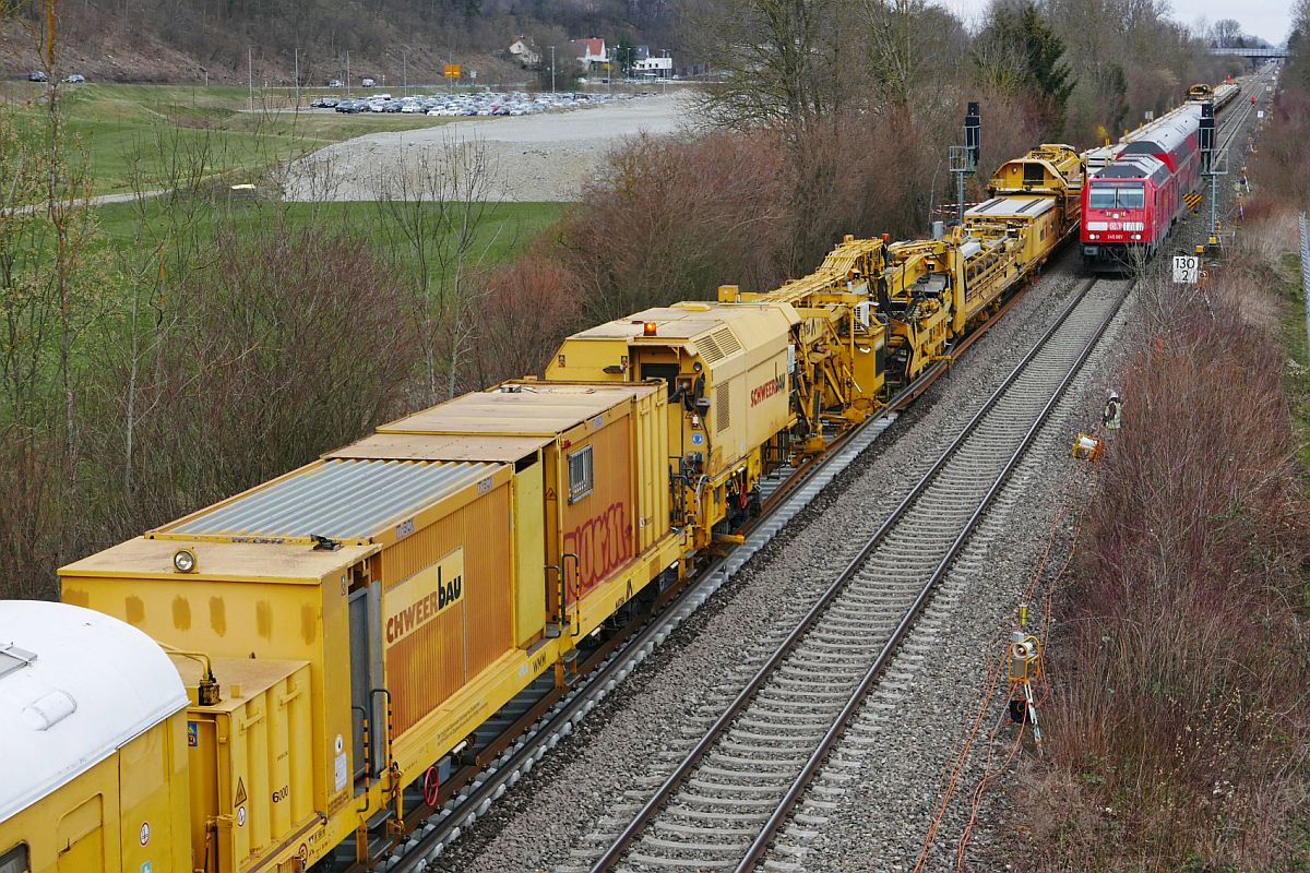 Gleisumbauzug MATISA P 95 (99 80 9211 007-6 D-SBAU) zwischen Biberach (Riß) und Warthausen - 245 007 mit den Wagen des RE 4215, Stuttgart - Biberach (Riß) passiert den Umbauzug und erreicht in Kürze den Zielbahnhof (26.03.2019).