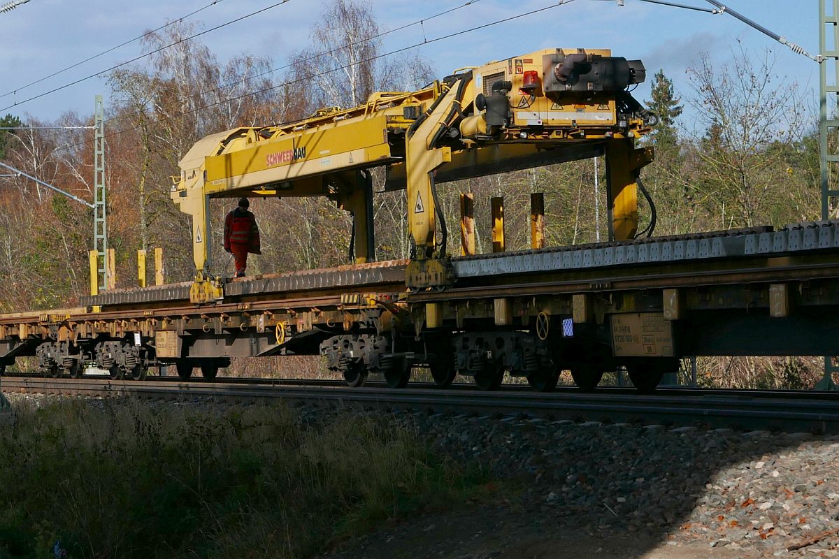 Gleisumbauzug MATISA P 95 zwischen Biberach Süd und Bahnhof Biberach (Riß) - Nach der Ablage von Altschwellen fährt der Portalkran einen Wagen weiter, um Neuschwellen aufzunehmen (27.11.2019).