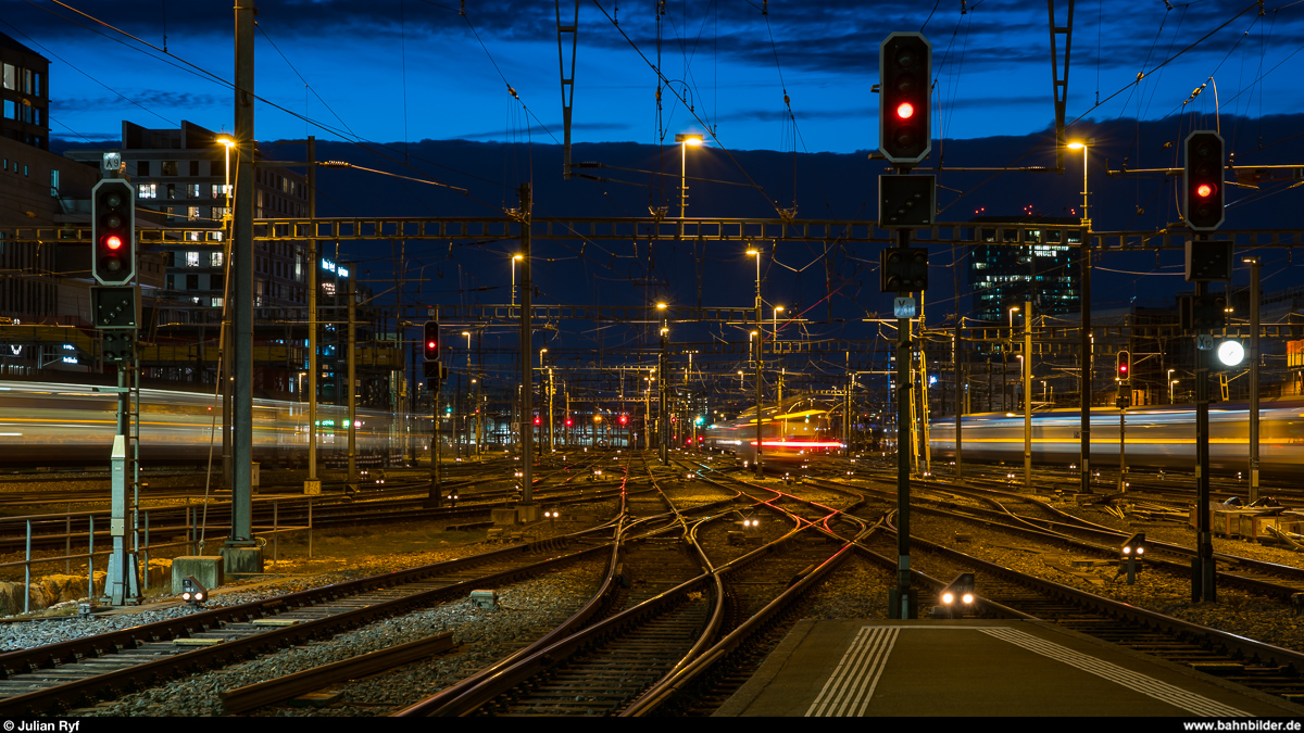 Gleisvorfeld des Zürcher Hauptbahnhofs am Abend des 8. März 2020.