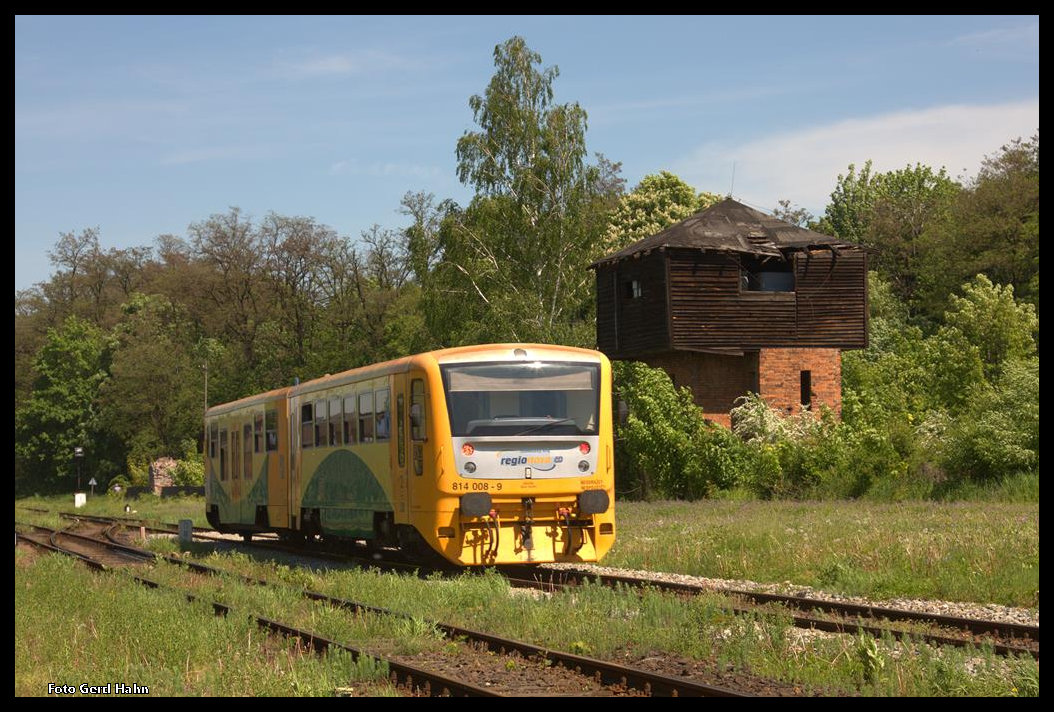 Glucholazy ist ein polnischer Grenzbahnhof zu Tschechien. CD Triebwagen kommen über die Grenze nach Polen und machen hier  Kopf . Am 22.05.2016 fotografierte ich CD 814008 Regionova bei der Einfahrt aus Krnov kommend. Der Triebwagen fuhr nach kurzem Halt wieder weiter nach Sumperk in Tschechien. - Ob der alte schöne Wasserturm im Hintergrund noch mal restauriert wird? Es wäre zu wünschen!