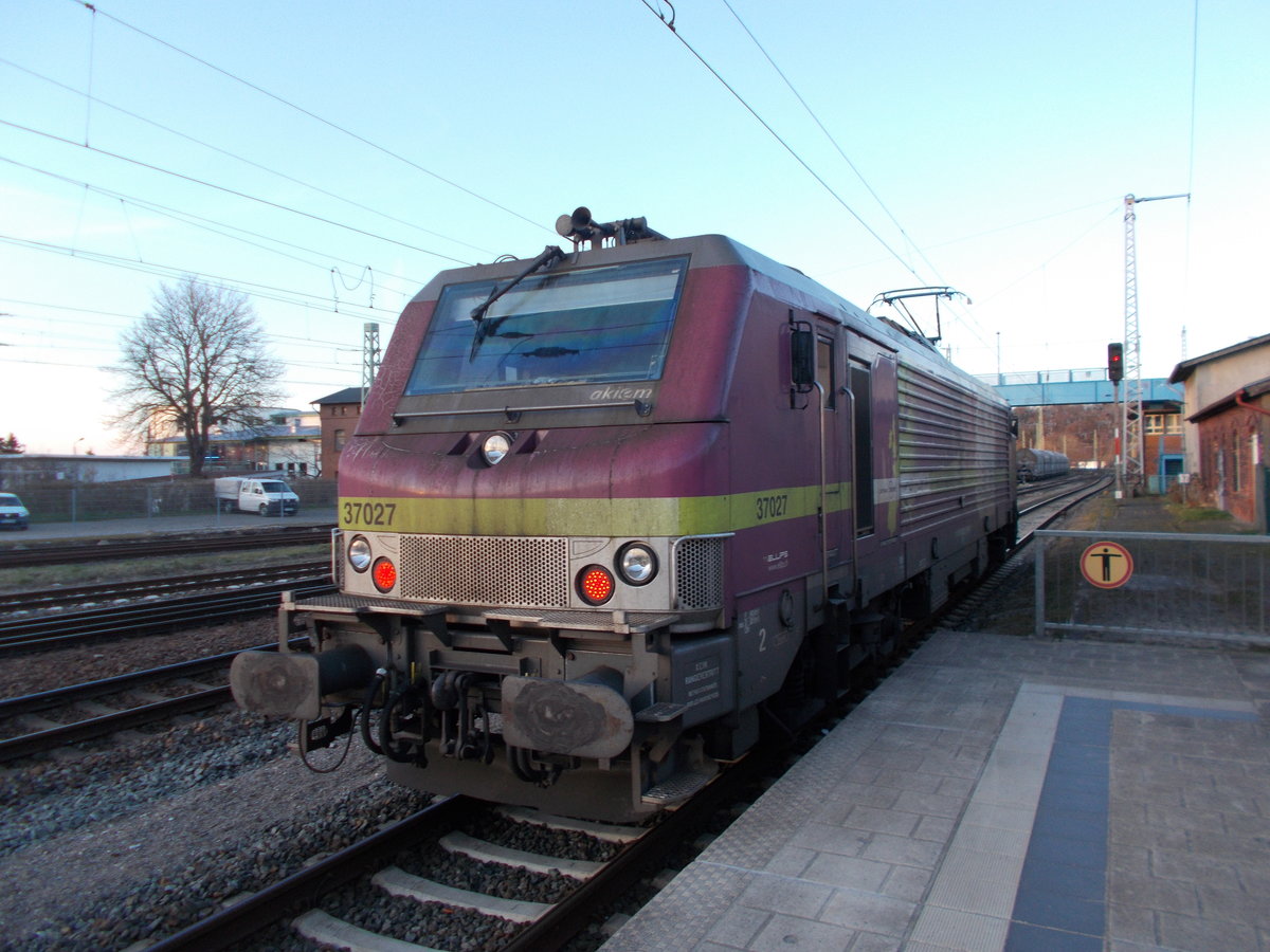 Glück bei der letzten Abendrunde mit dem Hund,am 01.April 2016,hatte ich als ich die Akiem 37027 wartend in Bergen/Rügen erwischte.