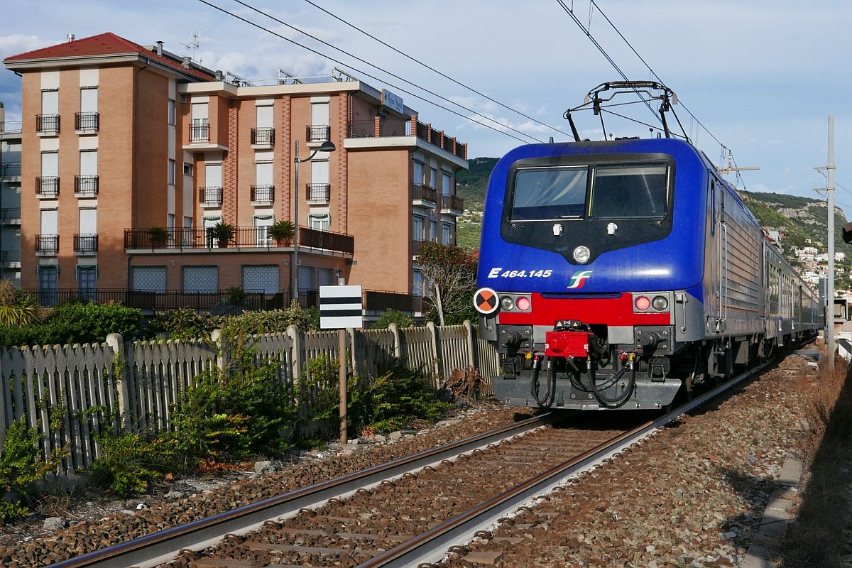 Glück gehabt - mal keine verschmierte Lok vor bzw. hinter einem Regionalzug. Am 11.10.2020 schiebt E464.145 die Wagen des RV 11351, Ventimiglia - Genova Brignole, durch Pietra Ligure. Standort des Fotografen hinter einer Mauer.