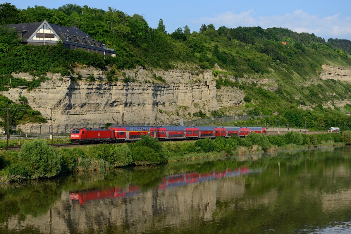 Glück hatte ich, dass der Main ganz ruhig dahinfloss, als 146 243 ihren Dosto-Wagenpark in Richtung Würzburg vorbeischob. So ergab sich eine schöne Spiegelung des Zuges auf der Wasseroberfläche (Retzbach-Zellingen am 17. Juni 2013).