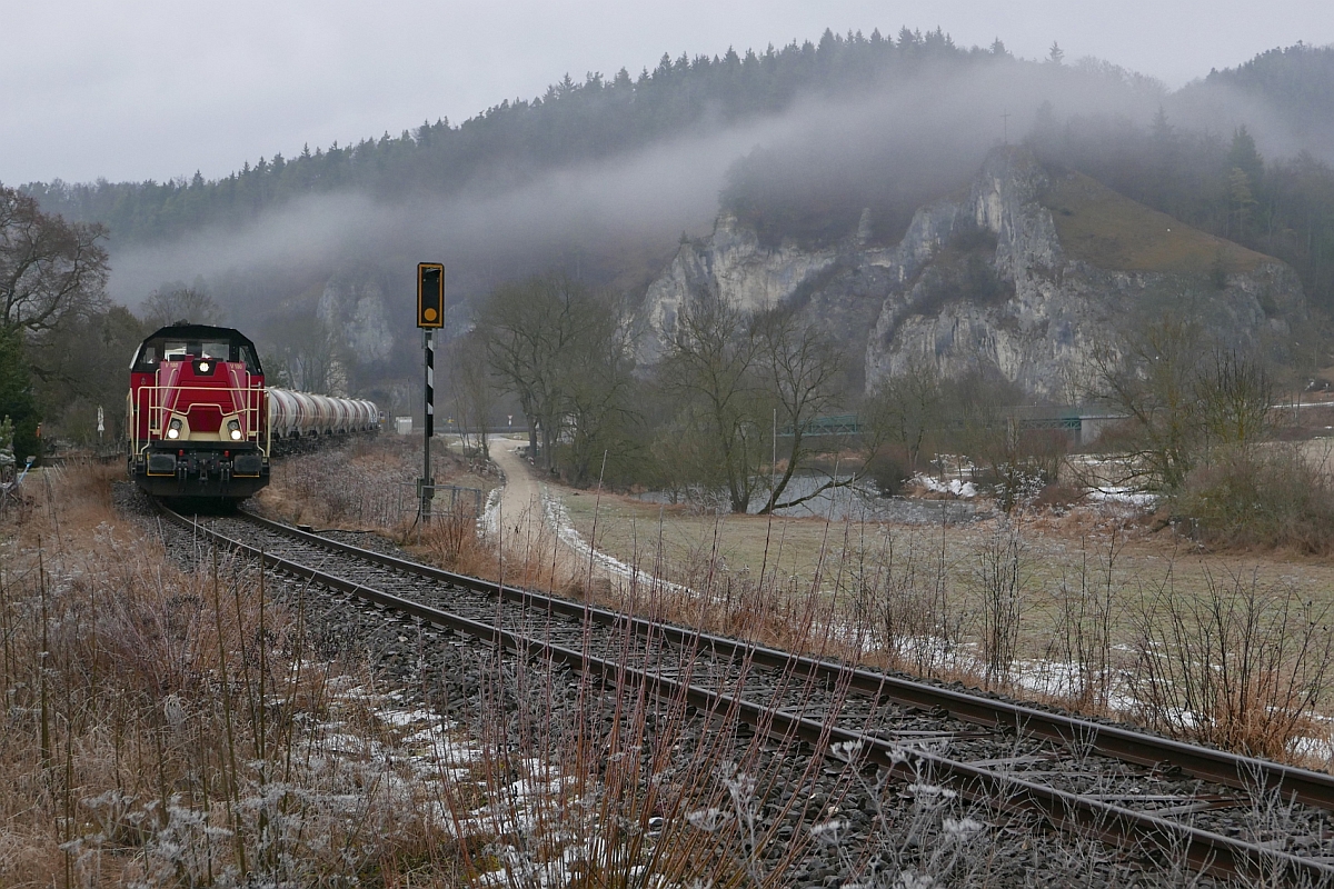 Glcklicherweise hat sich am 04.02.2017 der Nebel im oberen Donautal gelichtet, als V 180 der HzL mit ihren Holcim-Wagen auf der Fahrt von Singen nach Sigmaringen Gutenstein passiert.