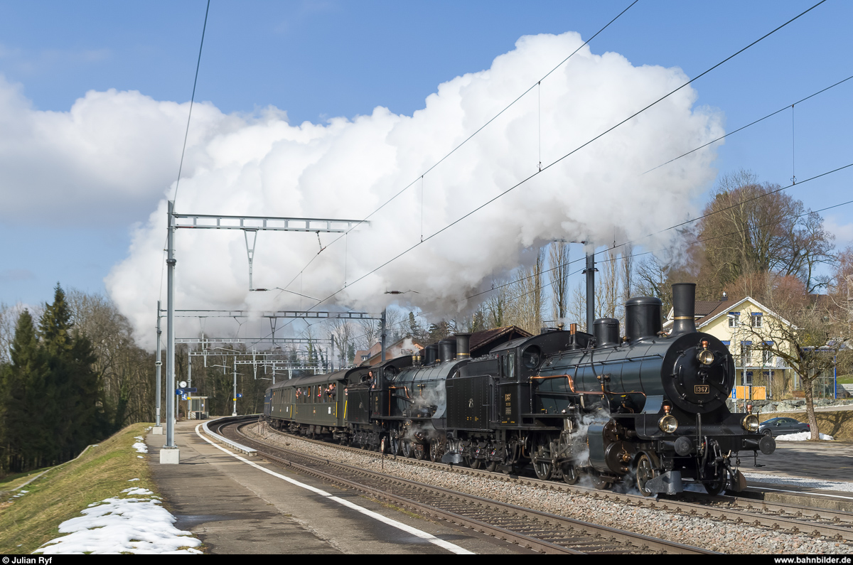 Glücklicherweise wurde es am Nachmittag des 28. Februars 2015 doch noch sonnig in der Ostschweiz, nachdem der Morgen von tief hängenden Wolken und Nieselregen geprägt war. Die SBB Historic B 3/4 1367 und A 3/5 705 ziehen einen Zug aus 12 Wagen durch den Bahnhof Mörschwil in Richtung St. Gallen. Am Zugsende schiebt zusätzlich die Eb 3/5 5819  Habersack  (hier nicht zu sehen). Ein Spektakel für Augen und Ohren!