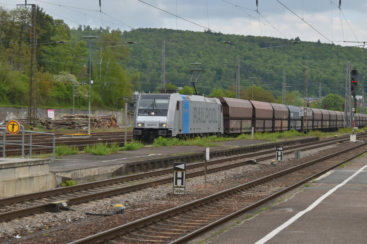 Glückstreffer, durch Neckarelz brettert hier gerade die Railpool 185 671-5 mit einem leeren Kohlependel der NIAG gen Moers, wo der Zug an zwei Dieselloks gepackt wird, die dann nach Wilhelmshafen fahren um neue Importkohle für das Kraftwerk in Heilbronn holen.6.5.2019