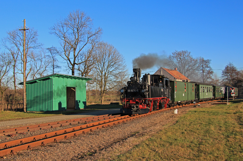 Glühweinfahrten 2013, im Bahnhof Nebitzschen passiert der Zug die, in giftgrün nein in patinagrün, gestrichene Wartehalle, 30.12.2013.