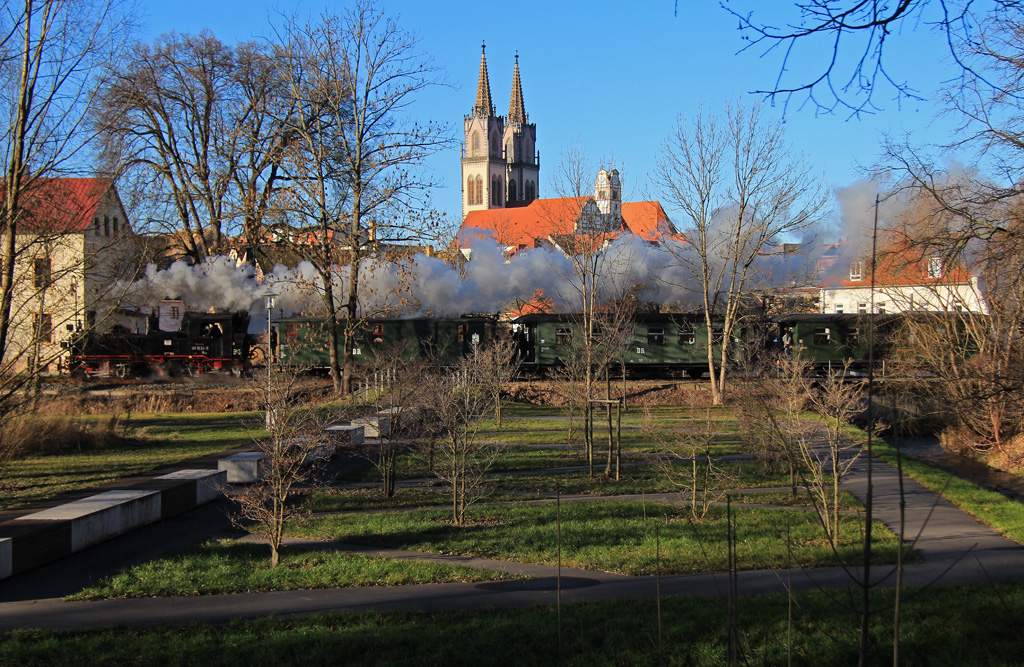 Glühweinfahrten 2013, Gabi wartet im Park, heute auf den wilden Robert. Im Hintergrund zu sehen, die Oschatzer Kirche St.Aegidien, 30.12.2013