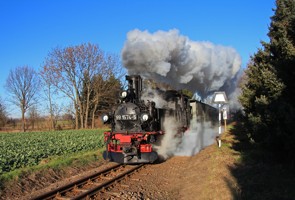 Glühweinfahrten 2013, unter Volldampf verläßt die IV K mit ihrem Personenzug den Bahnhof Naundorf, 30.12.2013.
