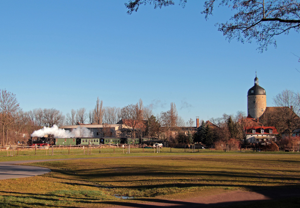 Glühweinfahrten 2013, die Vorbeifahrt am Schloß Ruhetal in Mügeln einmal aus einer anderen Perspektive, 30.12.2013.