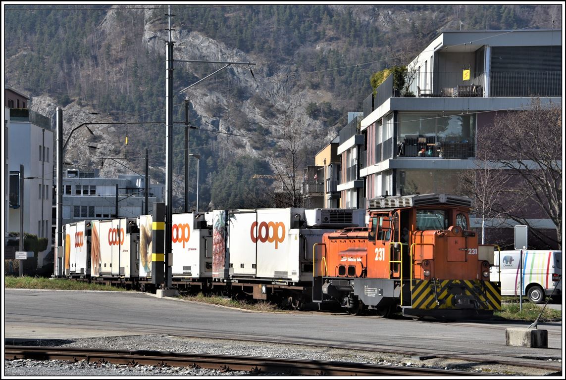 Gm 3/3 231 stellt leere Containertragwagen Lb-v ins COOP Verteilzentrum zu. Chur Gbf (17.03.2020)